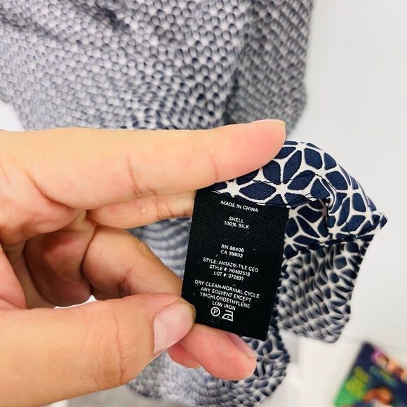 Theory Antazie Tile Geo Silk Blouse P - Picture 6 of 7